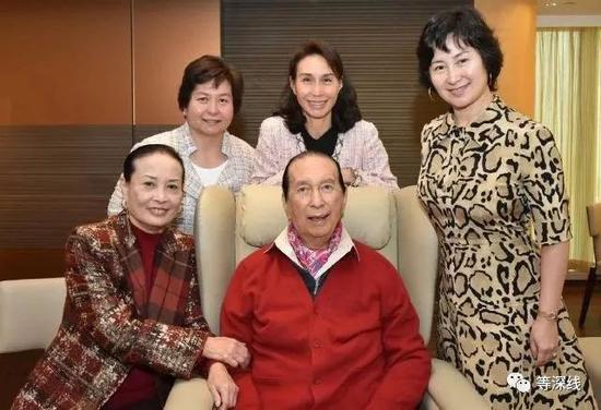 何鸿燊与二太太蓝琼缨及三女何超琼（右）、何超凤（后排中）、何超蕸（后排左）