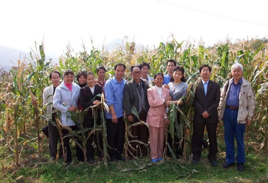▲2001年宋一青、张世煌领衔的广西参与式选育种团队。图片来源：农民种子网络