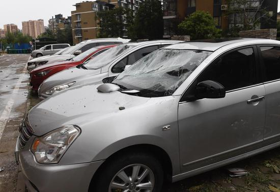 小区里以及旁边另一小区内数十辆车被砸。新京报记者 吴宁 摄