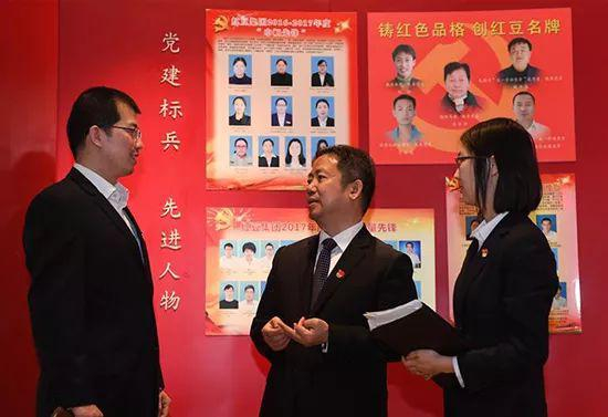 在红豆集团，党委书记周海江（中）在和年轻党员谈心。新华社记者 季春鹏摄