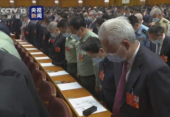 ·21日下午举行的全国政协十三届三次会议开幕会上，国歌奏唱完毕，会场所有委员再次起立默哀一分钟。
