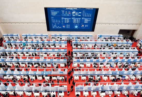 　　2021年3月16日，2021年浙江省春季人才交流大会在杭州市举行，460家企事业单位推出各类岗位1.1万个，吸引1.21万人次入场应聘。图/中新