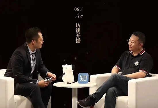 ▲图：周源向外界讲述知乎的至暗时刻
