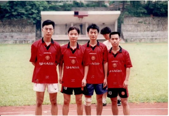 1990 年代，何小鹏和本科同学在华南理工大学校园。