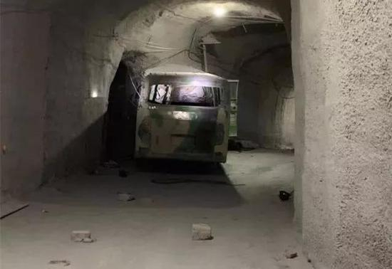 ▷&nbsp;事故中的矿山通勤车