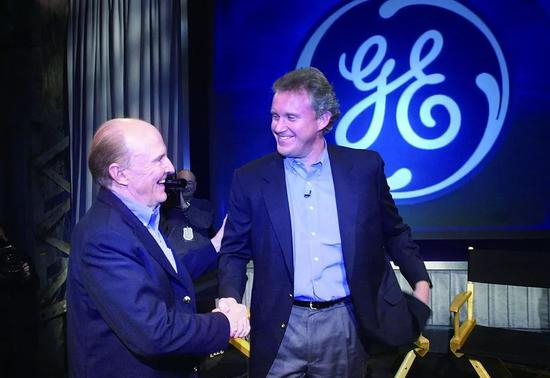 再次审视两任CEO的贡献与局限，有利于我们更清晰地看到GE衰落背后的根源。图为韦尔奇（左）与伊梅尔特