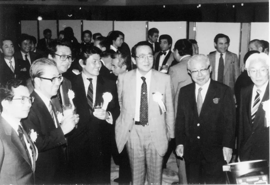 ▲ 第二电电创成立宴会（前排右一为盛田昭夫、右三为稻盛和夫 ）