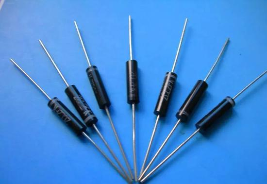 有了二极管，随手搭个电路：