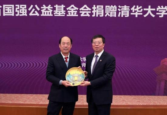 杨国强向清华大学捐赠22亿元人民币（来源：新华网）