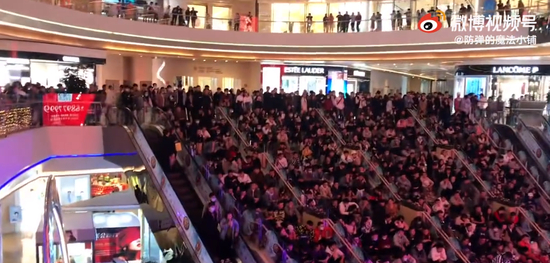 2021年EDG夺冠当晚，观众聚集在商场观看 图片来源：视频截图