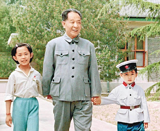  胡耀邦陪伴孙女胡知鸷（左一）和她的弟弟胡霁光散步