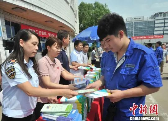 资料图：北京市开展2019年工伤保险普法宣传暨工伤保险进车间主题宣传日活动。（图文无关）李士坤 摄