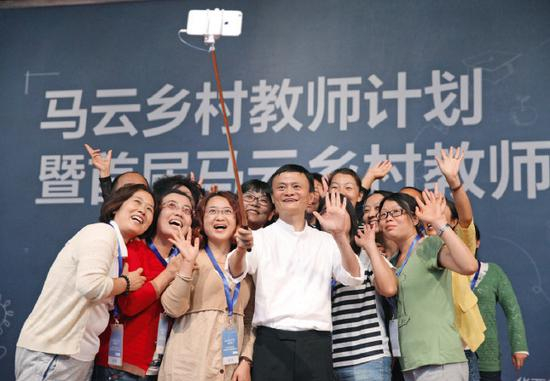 2015年9月，马云公益基金会启动“马云乡村教师计划暨首届马云乡村教师奖”，马云在启动式上与参与者合影。