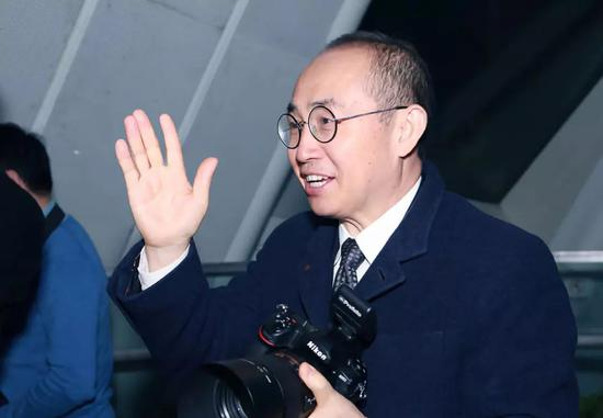 1月7日晚，江湖人称“一个被房地产耽误的灵魂摄影师”潘石屹进场准备，他要给在“致敬改革开放40周年中国房地产40年40人时代人物颁奖盛典”的人物拍照。