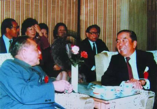 ▲&nbsp;邓小平与包玉刚