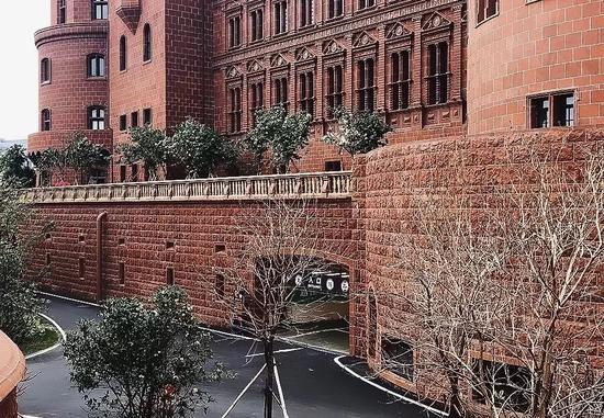 走累了的中企哥，赶紧上了小火车。