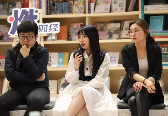 　　集淘市场总监 任汐颜（中）