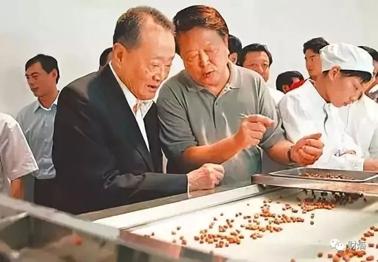 丰益国际董事长郭鹤年（左），金龙鱼董事长 郭孔丰（右） &nbsp;图源网络