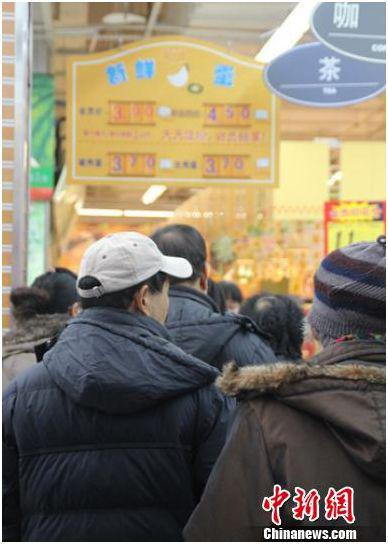 资料图：在保定市北市区一家大型超市内，市民正在排队购买鸡蛋。李芳华 摄