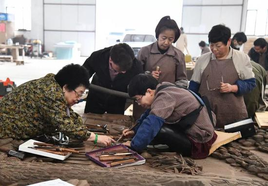 ▲&nbsp;陈丽华与员工一起制作