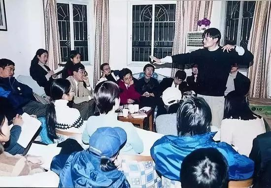 　1999年，创业初期马云在湖畔花园召开会议