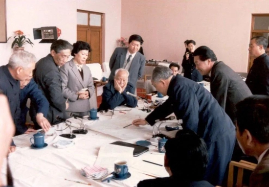 　　1984年万里副总理在青岛市确定“引黄济青”方案（万里身后是秘书孟晓苏）。