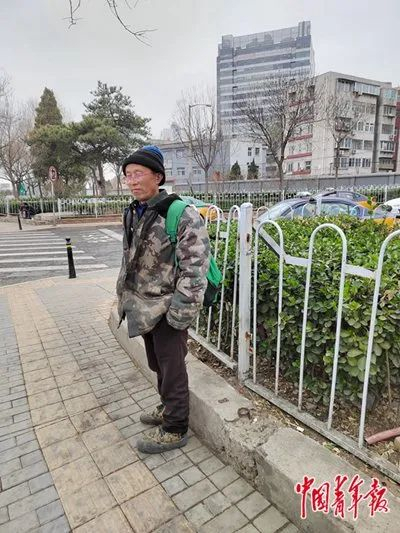 3月29日下午，唐丛和站在六里桥的路边等待。