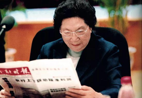  ▲陈慕华在纪念邓小平同志为《金融时报》题写报名暨《金融时报》创刊十五周年座谈会上。