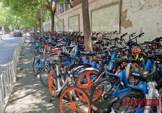 北京街头两旁的共享单车里，已难寻ofo小黄车的身影。 环球网记者 邓云 摄