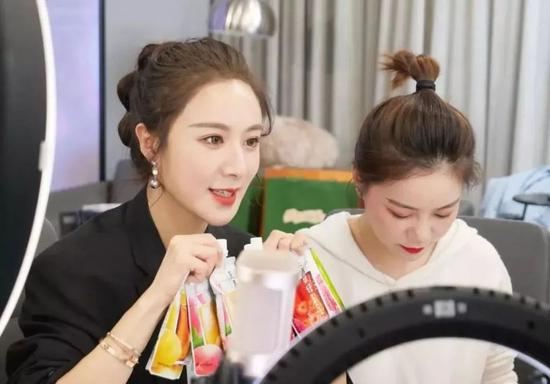 “带货女王”薇娅每天要在直播镜头前展示数十种商品。