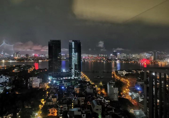 不眠的新加坡夜晚和无数饥肠辘辘的“中国胃”