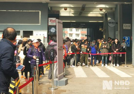 2018年艺考北京电影学院三试考场外考生正在等候（图片来源：每经记者 杜蔚 摄 资料图）