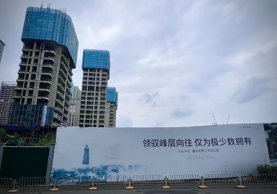 项目建到一半的二期公寓与出街宣传，中房君摄