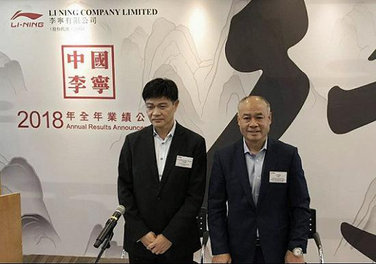 李宁公司首席财务官曾华锋（左）与董事长李宁。罗盈盈/摄