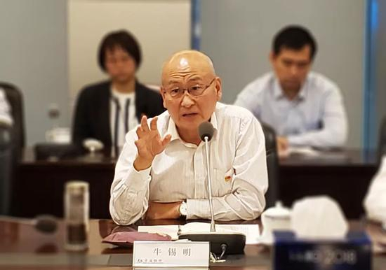  牛锡明分享观看国庆阅兵体会