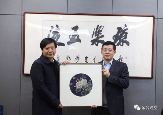　雷军与茅台集团党委委员、副总经理杨建军交换礼物
