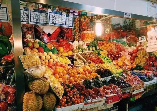 　图为三源里菜市场水果摊 ⬆