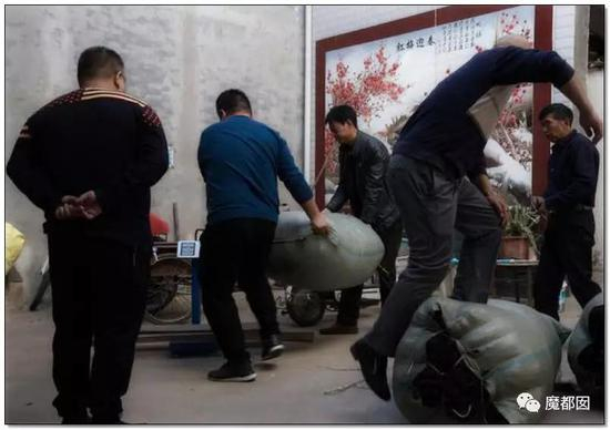 女人厂里做头发，这是当地的常态。