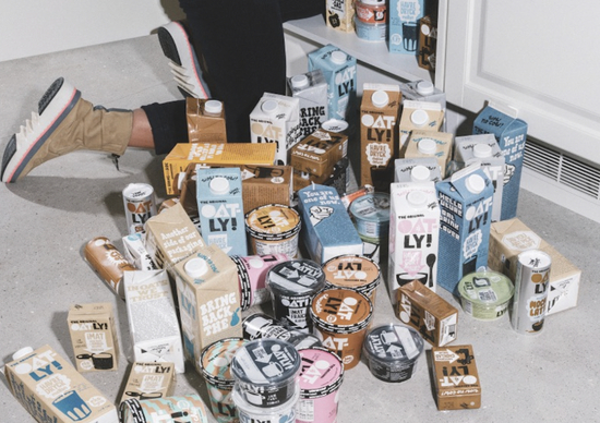 众多消费者质疑，将燕麦奶作为牛奶的替代品，其营养价值是否言过其实？相较牛奶来说，网红燕麦奶普遍价格不菲，这是否是“智商税”？图片来源：Oatly招股书