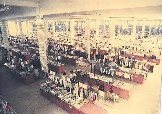  1995年开业的第二代袜业市场。/诸暨日报