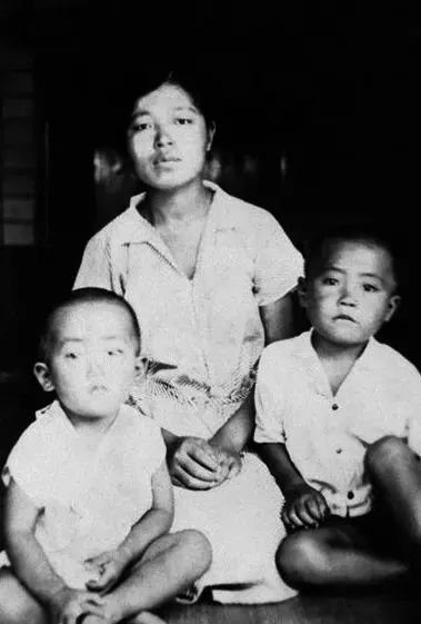 ▲ 稻盛（左）和母亲、哥哥利则在一起