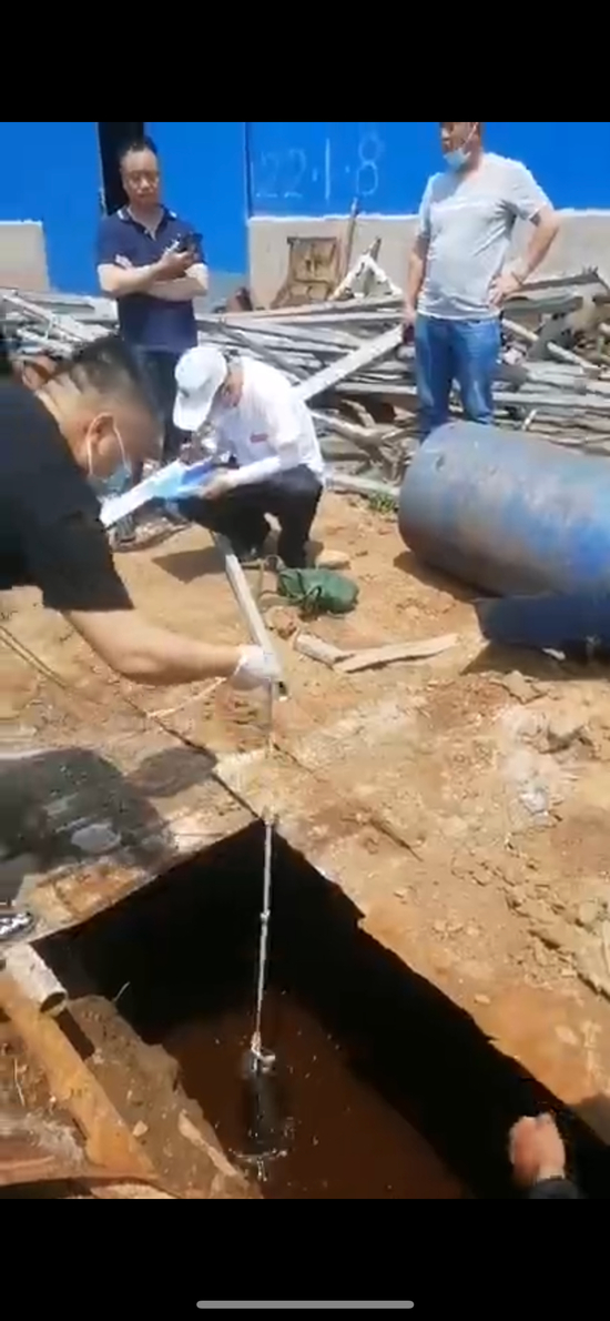 　村民带着省委巡视组工作人员核查污染企业。来源：受访者提供