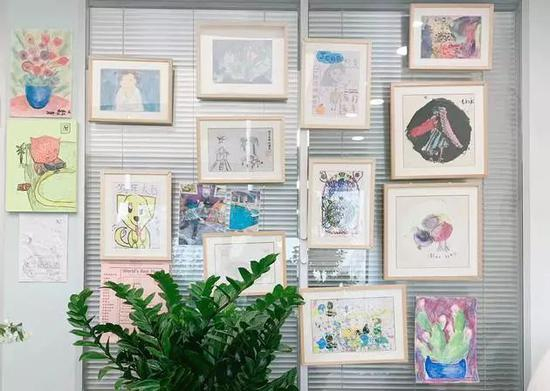 柳青朋友圈配图：办公室里墙上挂满了孩子的绘画作品