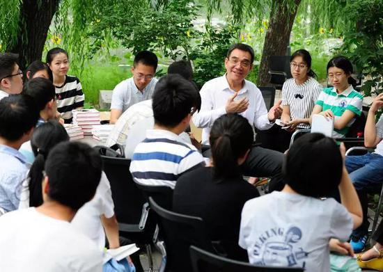 与北大国发院学生座谈
