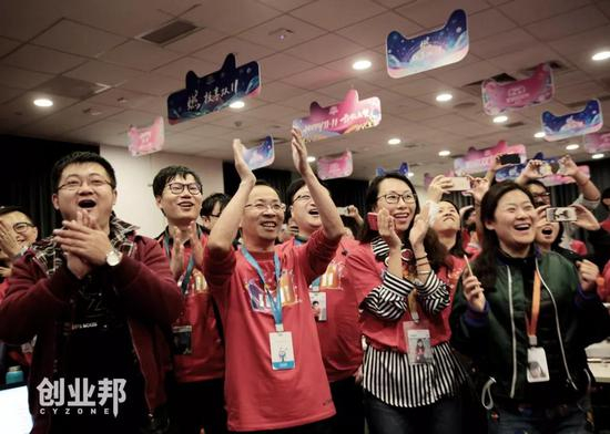 苗人凤（左4）与蚂蚁金服同事在双11办公室现场 | 受访者供图