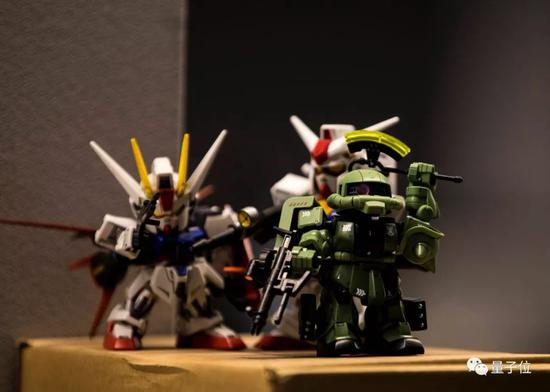 陈可卿工位上的手办们