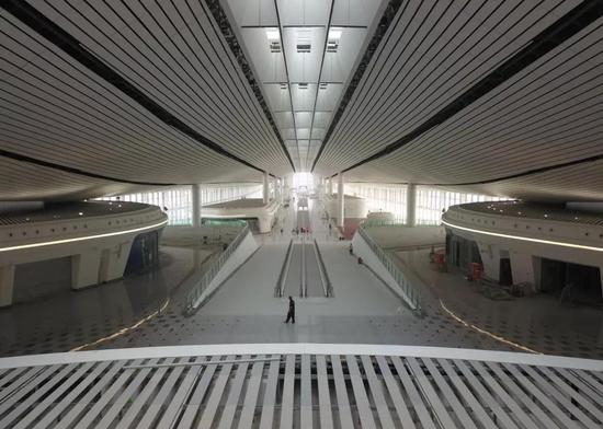 这是2019年6月25日无人机拍摄的北京大兴国际机场指廊。（新华社记者 张晨霖 摄）