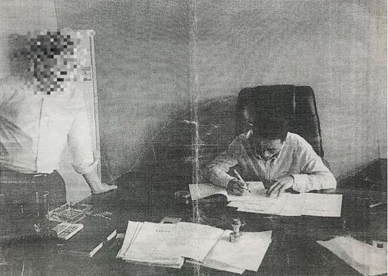 贷款面签照片 左侧站立者为陈某