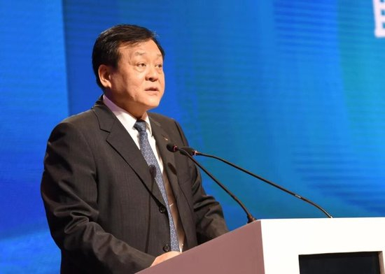 图源：视觉中国。交通银行原副行长侯维栋在2019年出席活动演讲