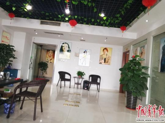 　　位于郑州市金水路浦发国际大厦的郑州某广告公司“急招”网拍模特，此为该公司办公室场所内景。中国青年报·中国青年网记者 潘志贤/摄